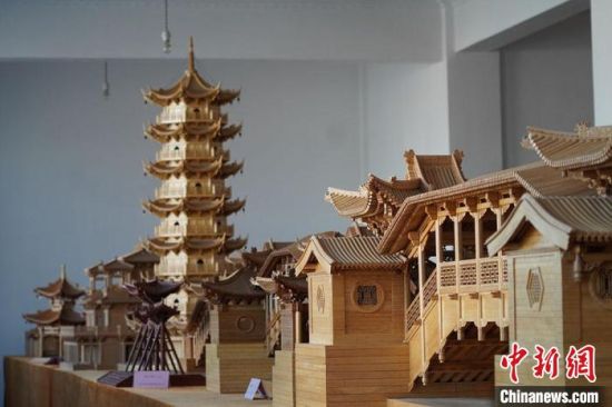 圖為古建筑模型制作技藝傳習(xí)所展廳內(nèi)的微縮古建筑作品?！【琶赖┰?　攝