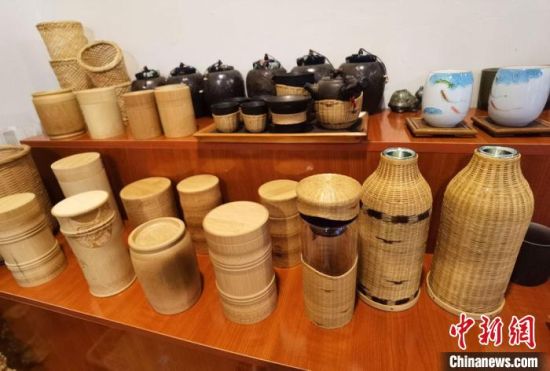 圖為展陳的一件件精致可愛的竹編農(nóng)具工藝品。　馮志軍 攝