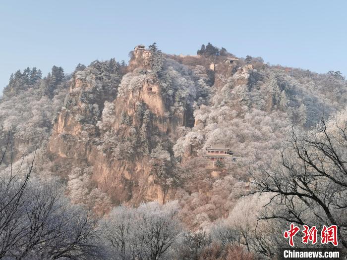 圖為崆峒山霧凇景色?！⌒煺袢A 攝