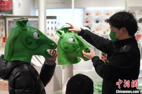 圖為“神馬來了”銅奔馬頭套?！【琶赖┰?攝