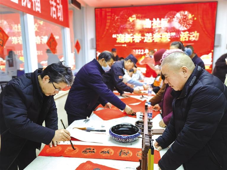 蘭州新區(qū)開展“墨香四溢送春聯(lián)·情暖文曲送祝?！被顒?>
        </a><em>蘭州新區(qū)開展“墨香四溢送春聯(lián)·情暖文曲送祝福”活動</em></li>
    <li><a  target=