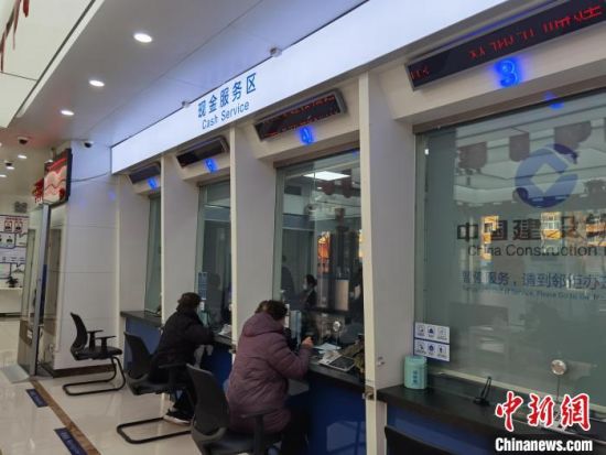 圖為蘭州市民在銀行兌換新鈔?！⌒煅?攝