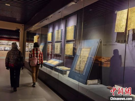 圖為蘭州市民參觀博物館展品?！⌒煅?攝