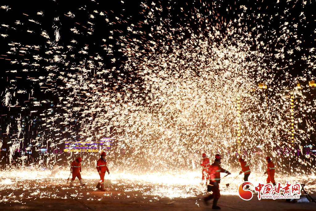 【隴拍客】炫彩奪目！非遺絕技永靖王氏“打鐵花”綻放夜空引關(guān)注