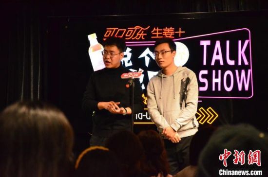 圖為脫口秀演員搭檔表演?！钅?攝