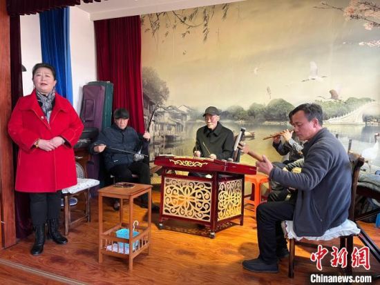 圖為蘭州鼓子表演者王常玉登臺演唱，她是這項入列國家級非物質(zhì)文化遺產(chǎn)的曲藝表演者中，為數(shù)不多的女演員?！堨下?攝