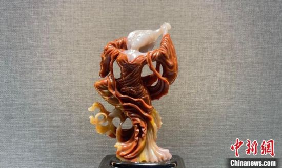 圖為翩然起舞的飛天玉雕?！「攥?攝