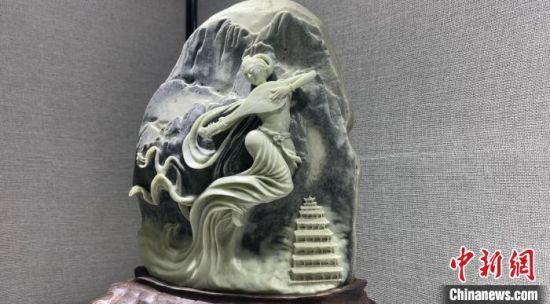 圖為李學(xué)平的玉雕作品?！「攥?攝