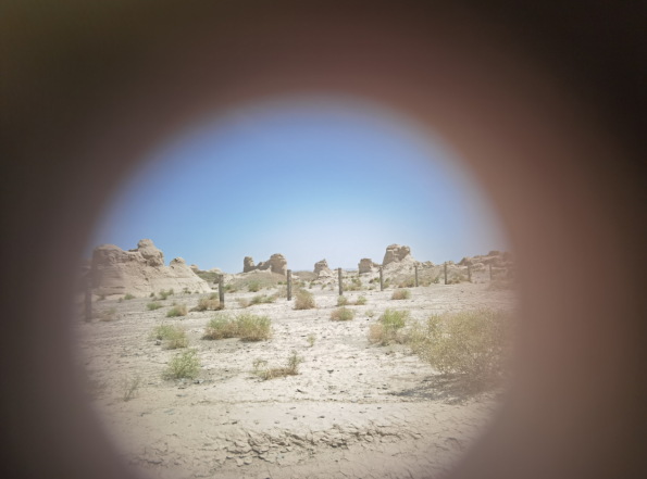 插圖2：透過(guò)河西走廊遺存的古陶片孔洞所見(jiàn)。攝影：陳曉斌。拍攝日期：2020年6月。