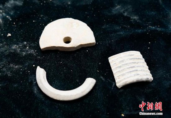 圖為靜寧縣賈河鄉(xiāng)竇坪村出土的佩飾。 夏劍鋒 攝