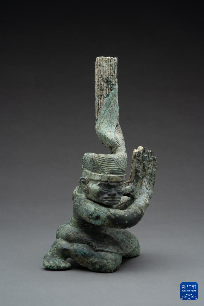 四川廣漢市三星堆商代遺址四號(hào)坑出土扭頭跪坐銅人像（資料圖）。