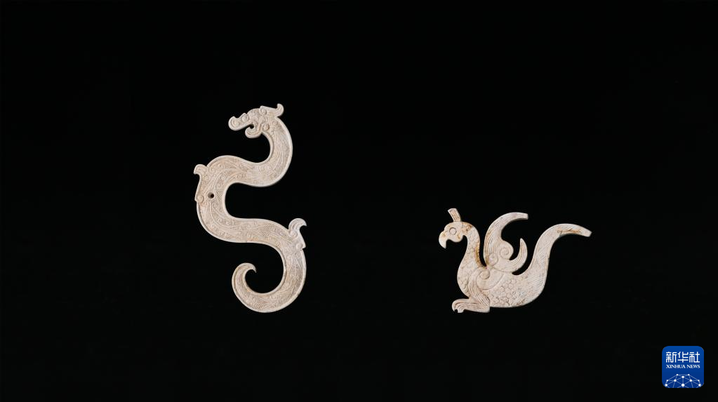 江西樟樹市國字山戰(zhàn)國墓葬出土玉龍、玉鳳（資料圖）。