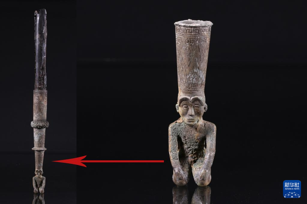 江西樟樹市國字山戰(zhàn)國墓葬出土銅跽坐人鐓（資料圖）。