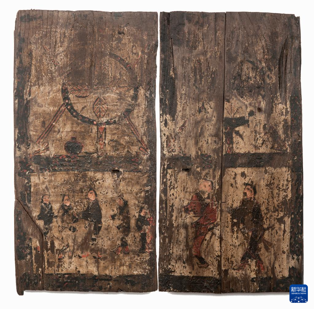 湖北云夢縣鄭家湖戰(zhàn)國秦漢墓地的一處板門繪畫（資料圖）。