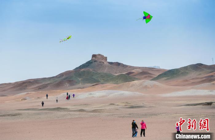 圖為市民正在陽關(guān)景區(qū)放風箏?！⊥醣筱y 攝