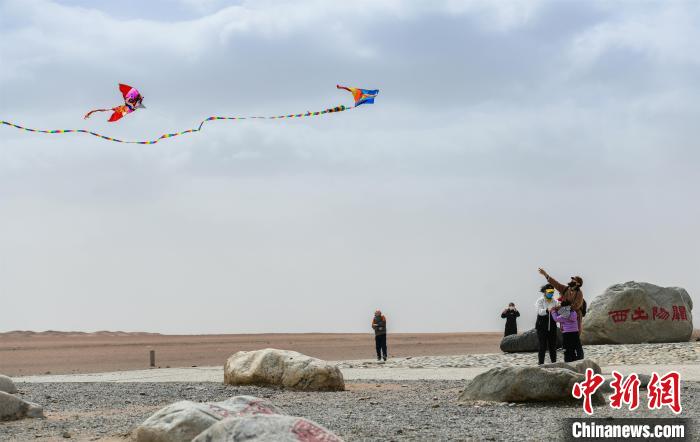 圖為市民正在陽關(guān)景區(qū)放風箏。　王斌銀 攝