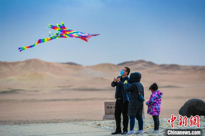 圖為市民正在陽關(guān)景區(qū)放風箏?！⊥醣筱y 攝