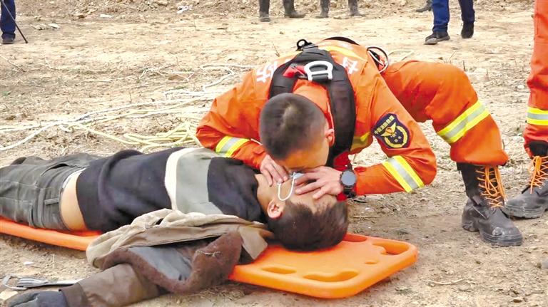 天水：消防員人工呼吸救回中毒農(nóng)民工 我們?yōu)槟泓c(diǎn)贊！