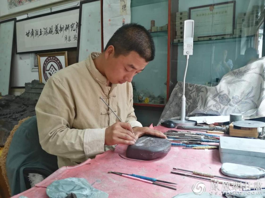 洮硯制作技藝第六代傳人、國家藝術(shù)基金資助青年藝術(shù)家、正高級洮硯雕刻藝術(shù)師李江平十年如一日專注于洮硯制作 圖源自網(wǎng)絡
