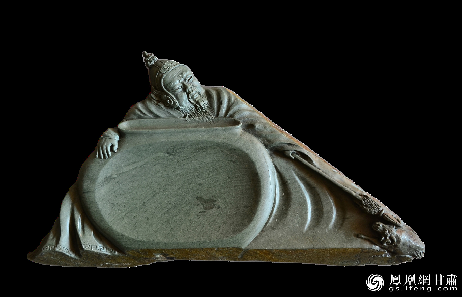 《醉臥沙場君莫笑》硯使王翰《涼州詞》中“醉臥沙場君莫笑，古來征戰(zhàn)幾人回？”的意境躍然硯臺之上。資料圖