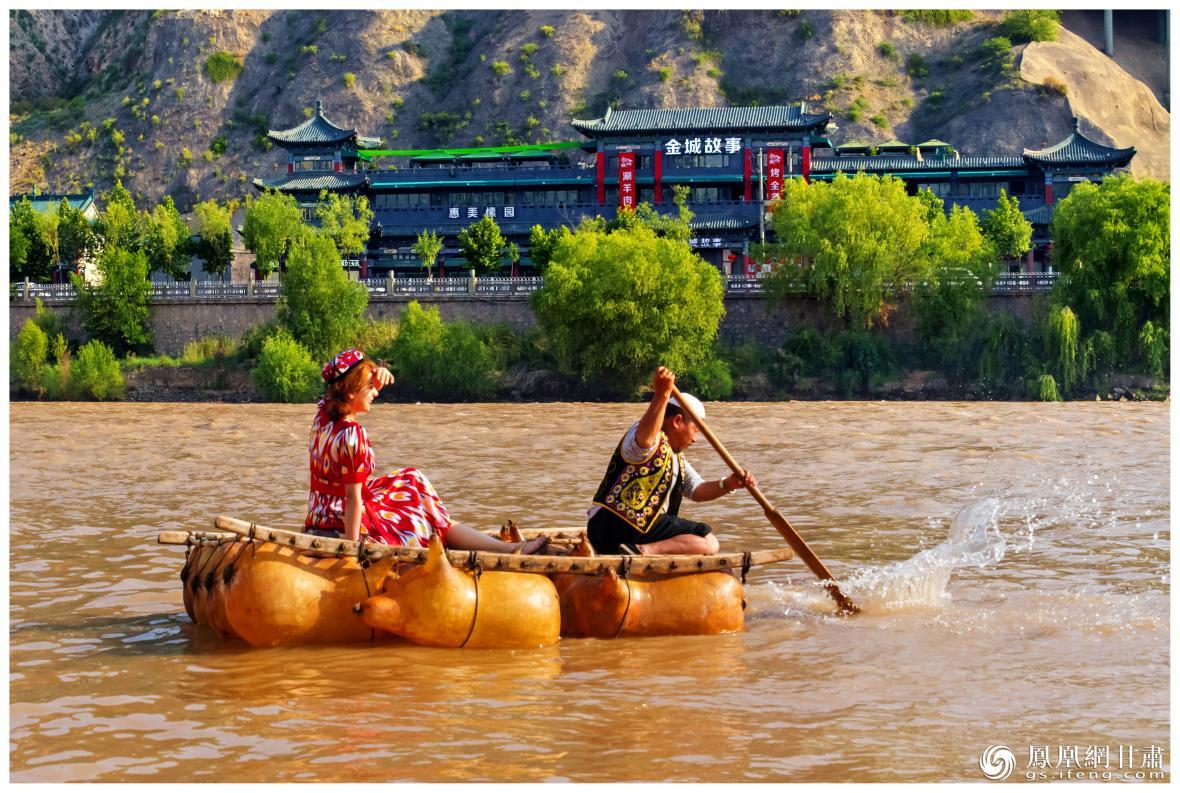 筏子客揮動著劈波斬浪的船槳，槳聲中混搭著風聲、水聲和男女對歌的花兒聲。蘭州市文旅局供圖