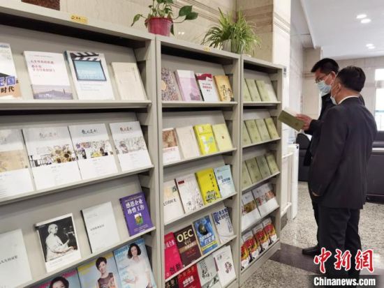 圖為國(guó)網(wǎng)甘肅電力黨校的職工書(shū)架?！⌒煅?攝