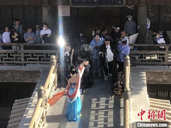 圖為5月以來，“奧大粒”直播現(xiàn)場引游客圍觀?！《鼗褪形麄鞑抗﹫D