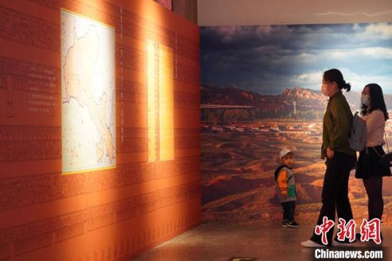 圖為參觀者參觀“大道攸歸：五涼文化展”展陳文物。　九美旦增 攝