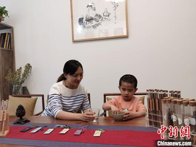 圖為魯雯為小學(xué)員授課和培訓(xùn)?！●T志軍 攝