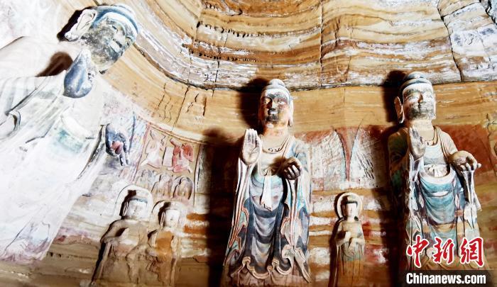 北石窟寺窟內(nèi)造像因受水顯得斑駁?！“瑧c龍 攝