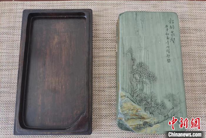 圖為甘肅甘南州洮硯藝人為提升洮硯文化內(nèi)涵，制作“一盒一拓”成品展示。(資料圖) 張婧 攝