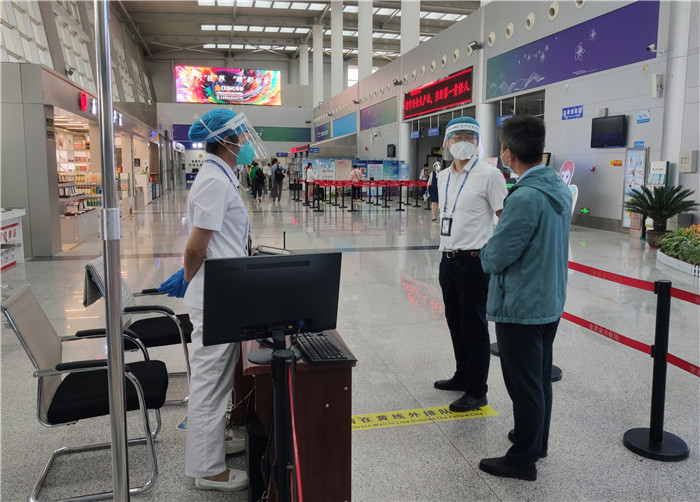 7月15日，金昌市金川區(qū)紀(jì)委監(jiān)委駐區(qū)委政法委紀(jì)檢監(jiān)察組在金昌機(jī)場監(jiān)督檢查疫情防控措施落實情況。王曉梅攝.jpg