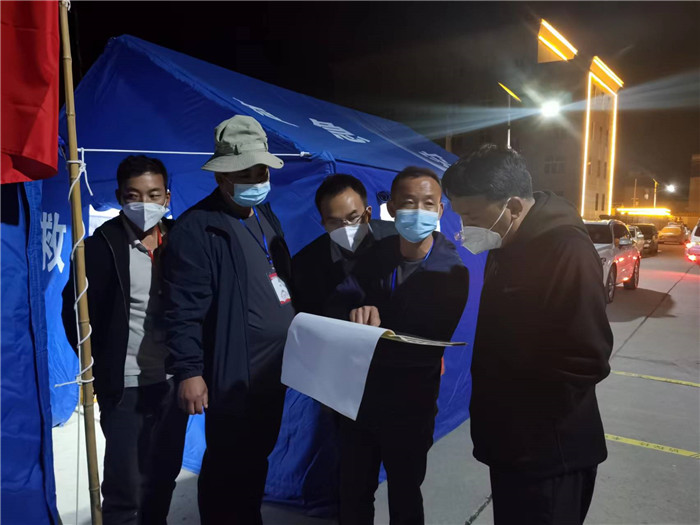 7月19日，甘南州瑪曲縣紀(jì)委監(jiān)委督查組在德吉小區(qū)卡點督導(dǎo)疫情防控工作。仲海濤 攝.jpg