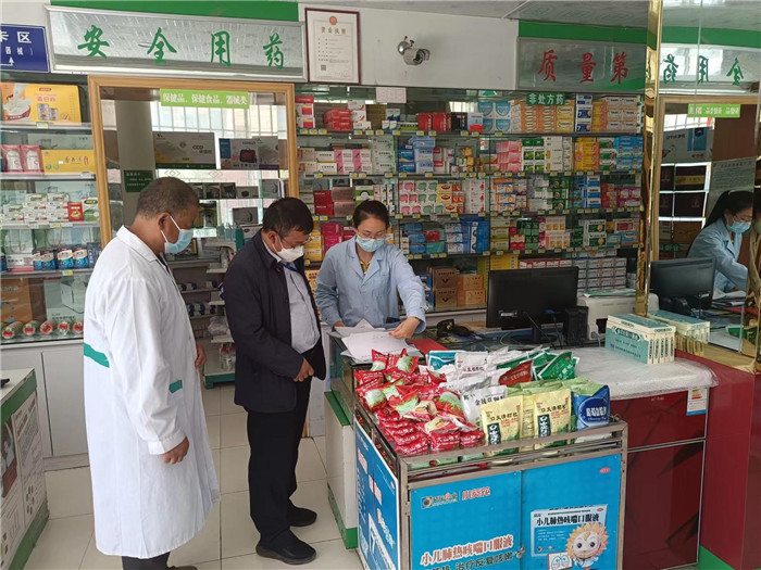 甘南州合作市紀(jì)委監(jiān)委第一督查組在合作市世紀(jì)大藥房進(jìn)行督查檢查。.jpg