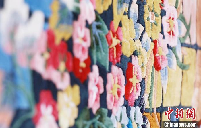 圖為手工地毯成品?！《姑?攝