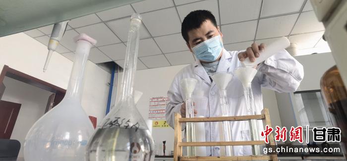 圖為甘肅科技集團(tuán)化工研究院有限責(zé)任公司工作人員正在做實(shí)驗(yàn)。魏建軍 攝