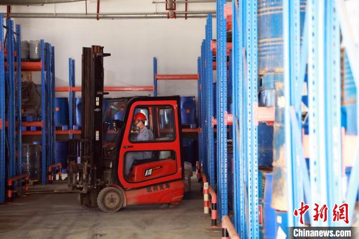 圖為甘肅省危險廢物處置中心危險廢物儲存庫?！∥航ㄜ?攝