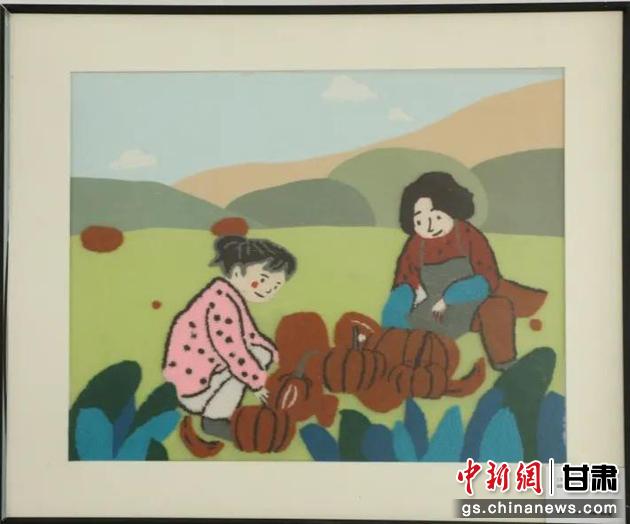 嘉峪關市新城鎮(zhèn)新城村農業(yè)產業(yè)園區(qū)內，母女兩人在摘南瓜。刺繡 馬艾米乃 繡稿 敬紅霞