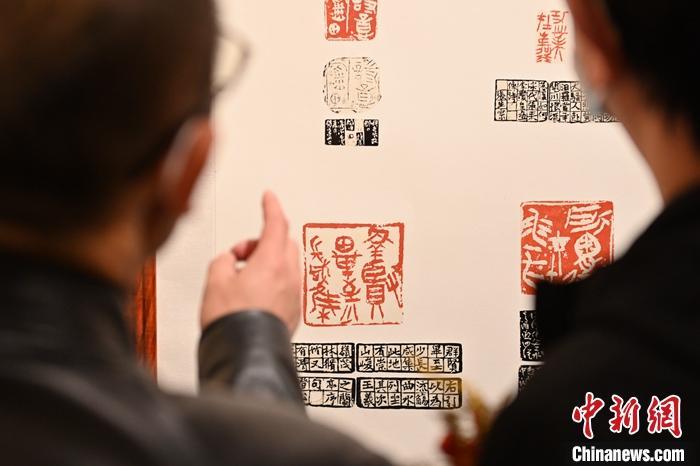 圖為甘肅蘭州，參展作品吸引參觀者。 中新社記者 李亞龍 攝