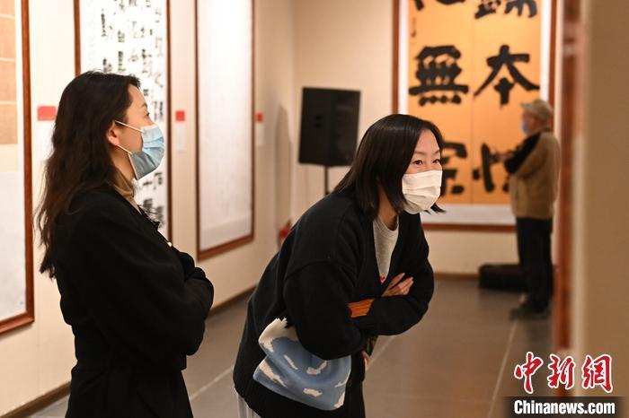 圖為甘肅蘭州，參展書法作品吸引參觀者。 中新社記者 李亞龍 攝