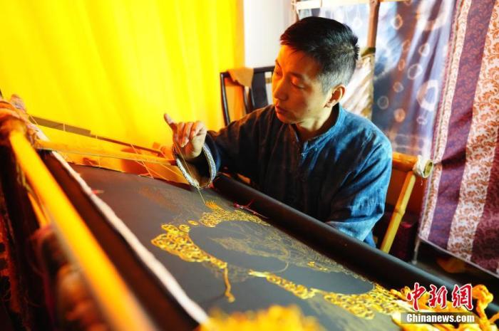 系統(tǒng)性挖掘整理古代敦煌刺繡，是甘肅天水市級(jí)非遺代表性項(xiàng)目武山刺繡代表性傳承人劉云帆這兩年最緊要的工作之一。圖為劉云帆在創(chuàng)作富含敦煌刺繡元素的作品。 中新社發(fā) 謝秉錫 攝 