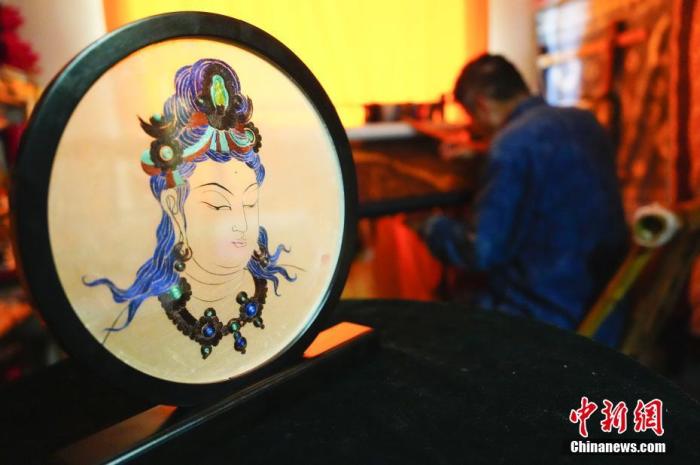 圖為劉云帆所創(chuàng)作的敦煌元素刺繡作品。 中新社發(fā) 謝秉錫 攝