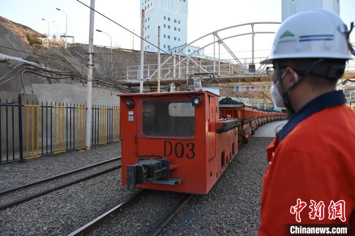 圖為工作人員正在觀察車輛運(yùn)行情況。　李亞龍 攝