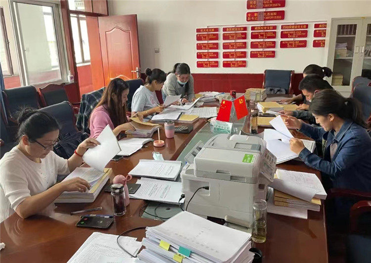 2022年9月12日，甘南州碌曲縣紀委監(jiān)委發(fā)揮”室組地“聯(lián)動機制，在縣衛(wèi)健系統(tǒng)開展八個重點領(lǐng)域?qū)ｍ椂讲椤?jpg