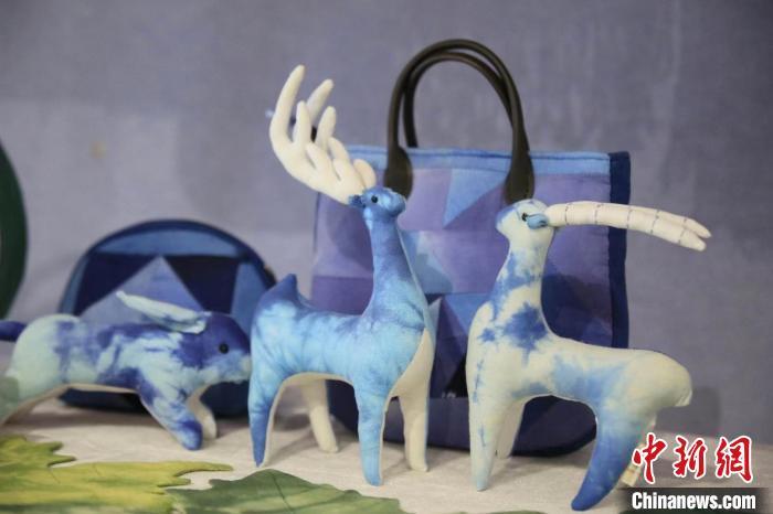 圖為許靜的非遺文創(chuàng)作品。(資料圖) 甘肅省非遺保護(hù)中心供圖