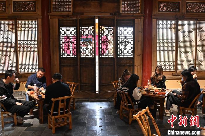 圖為甘肅天水市秦州區(qū)平南鎮(zhèn)蘇灣村民俗莊園內(nèi)的“圍爐煮茶”網(wǎng)紅打卡點。(資料圖) 李亞龍 攝