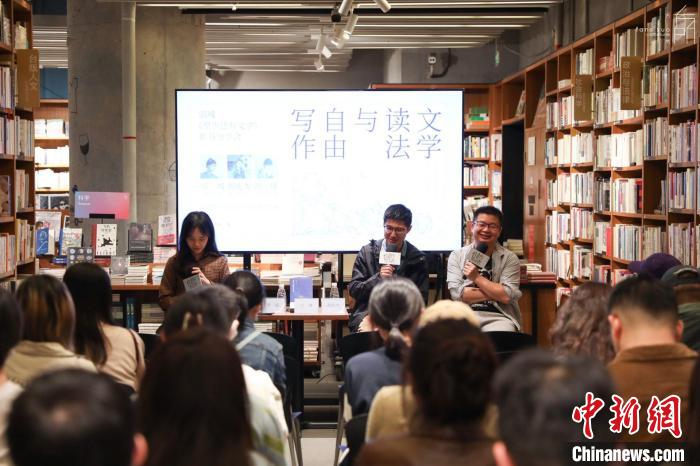 《至少還有文學(xué)》推出：在今天，我們?yōu)槭裁催€需要文學(xué)？