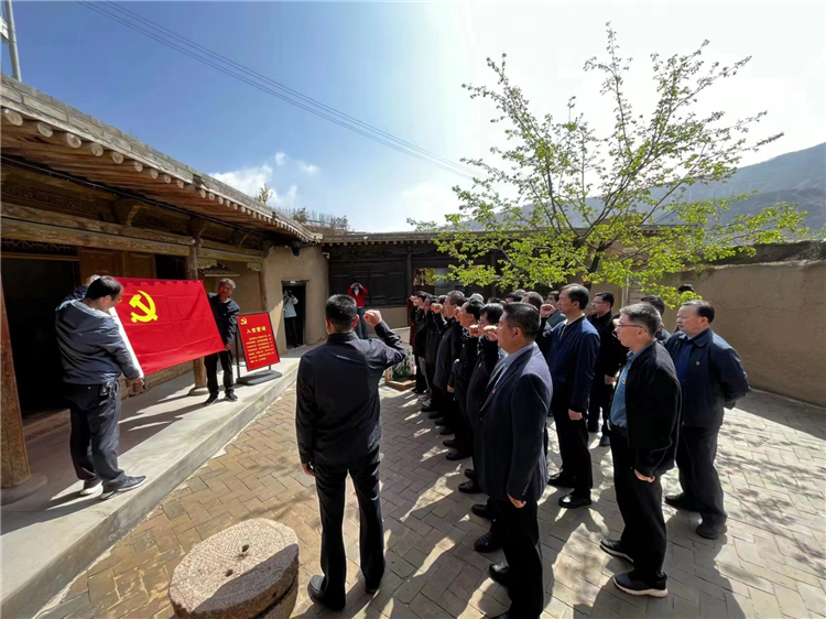 圖為臨夏州紀(jì)委監(jiān)委組織黨員干部在東鄉(xiāng)縣布塄溝黨史教育基地開展革命教育活動，賡續(xù)紅色血脈、汲取奮進(jìn)力量、激發(fā)干事熱情。.png