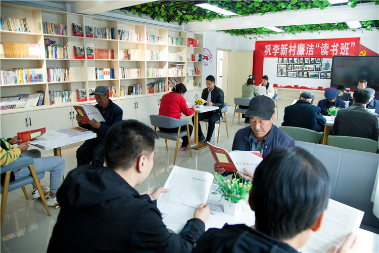 隴南市禮縣開展廉潔書籍進(jìn)農(nóng)家書屋活動，圖為羅壩鎮(zhèn)鞏李新村舉辦的“廉潔讀書班”。.jpg