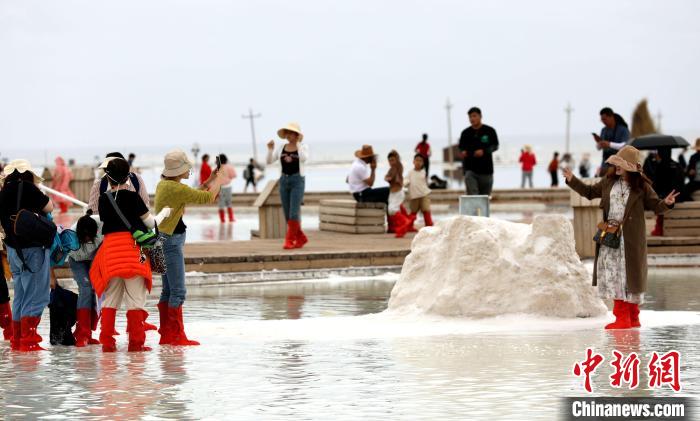 圖為游客在茶卡鹽湖拍照?！⊙Φ?攝